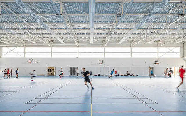 Intérieur du gymnase Centrale à Château-Gombert, grande salle claire